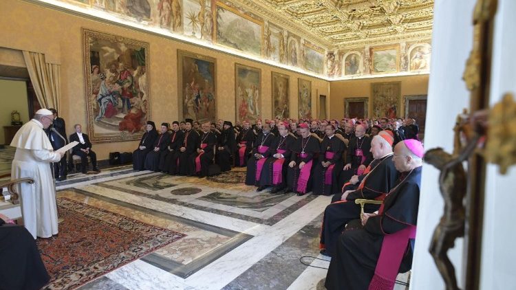 Papa aos bispos: distribuam no mundo o vinho novo que é Cristo Papa aos bispos: distribuam no mundo o vinho novo que é Cristo