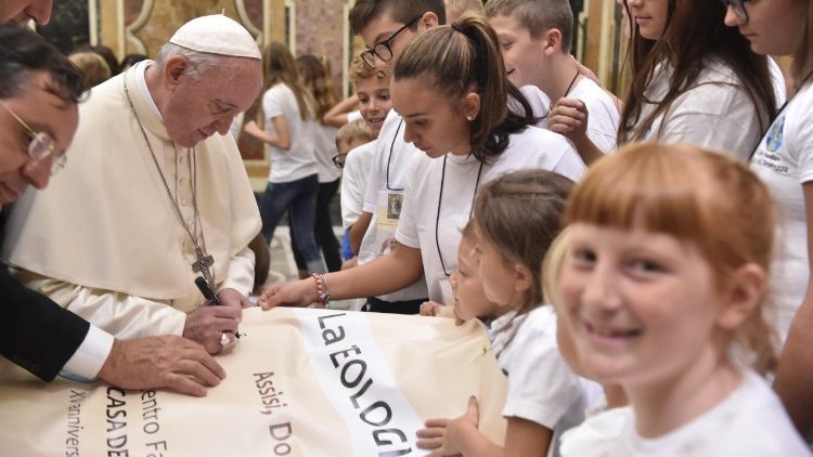 Papa: ternura é derramar no mundo o amor recebido de Deus Papa: ternura é derramar no mundo o amor recebido de Deus