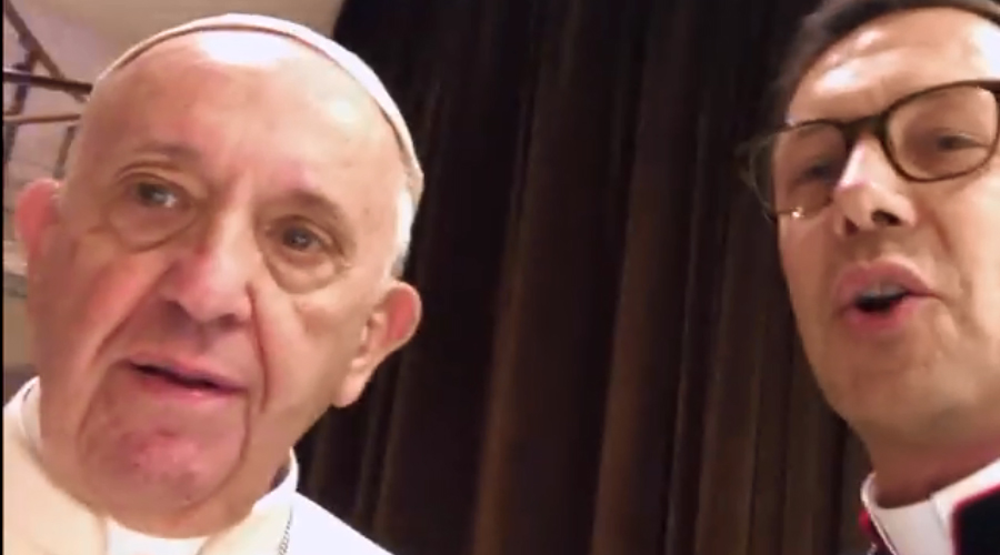 Bispo realiza “selfie entrevista” com Papa Francisco durante Sínodo dos jovens Bispo realiza “selfie entrevista” com Papa Francisco durante Sínodo dos jovens