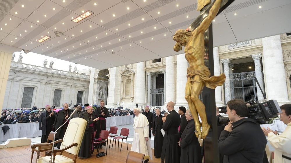 Do perdão de Jesus na Cruz brota a paz, mas devemos pedir “livrai-nos do mal” Do perdão de Jesus na Cruz brota a paz, mas devemos pedir “livrai-nos do mal”