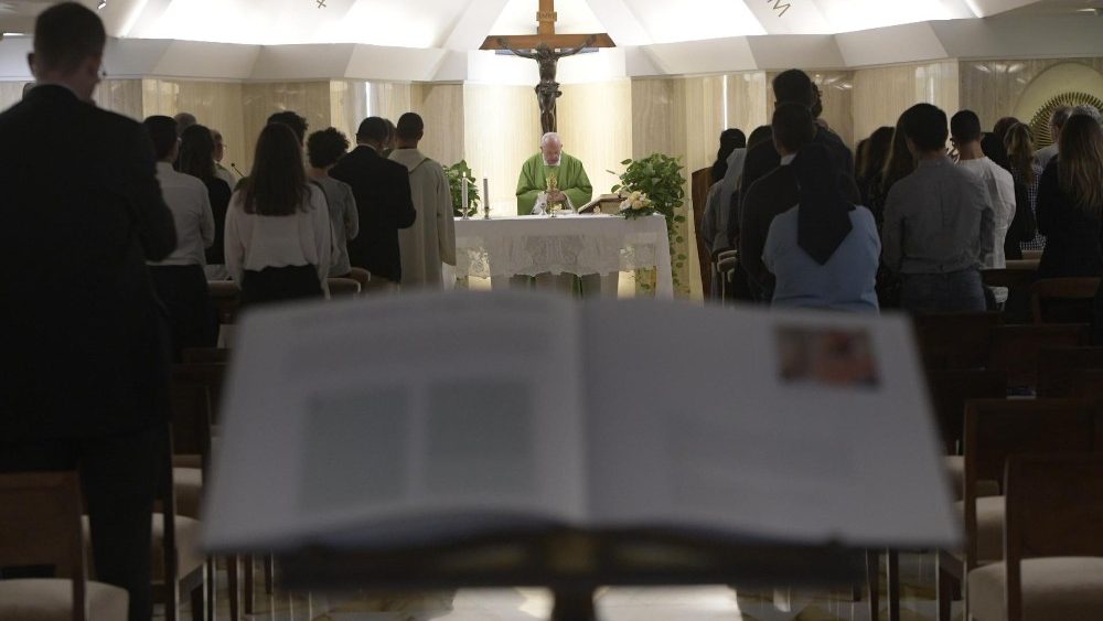 Papa na Santa Marta: há uma festa quando a Palavra chega ao coração Papa na Santa Marta: há uma festa quando a Palavra chega ao coração