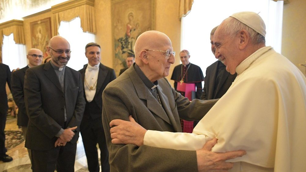 Papa: ser cristão é estar ao lado dos pobres Papa: ser cristão é estar ao lado dos pobres