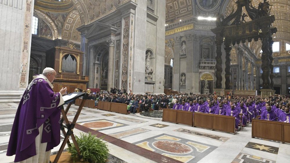 Papa Francisco: oração e caridade são tesouros, o consumismo gera violência Papa Francisco: oração e caridade são tesouros, o consumismo gera violência