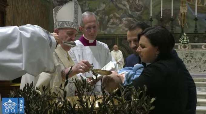 Papa Francisco batiza 32 crianças: Batizar um filho é um ato de justiça Papa Francisco batiza 32 crianças: Batizar um filho é um ato de justiça