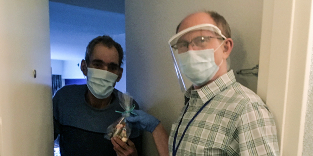Médico católico escolhe morar com sem-teto para tentar protegê-los do coronavírus Médico católico escolhe morar com sem-teto para tentar protegê-los do coronavírus