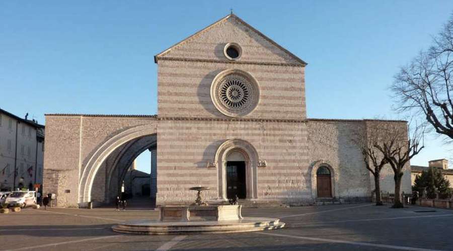 Conheça a Basílica de Santa Clara onde se encontra o Crucifixo que falou a São Francisco Conheça a Basílica de Santa Clara onde se encontra o Crucifixo que falou a São Francisco