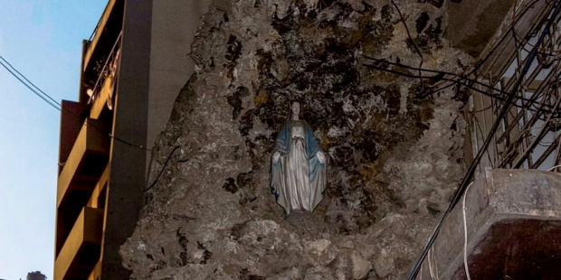 Imagem de Nossa Senhora fica intacta em rua atingida por explosão em Beirute Imagem de Nossa Senhora fica intacta em rua atingida por explosão em Beirute