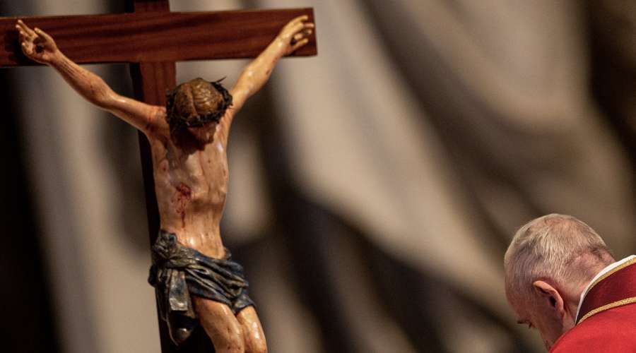 Papa Francisco: O Crucifixo é o grande livro do amor de Deus Papa Francisco: O Crucifixo é o grande livro do amor de Deus