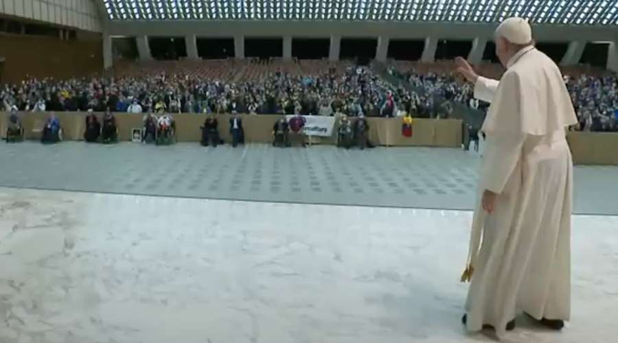 Papa Francisco evita saudar de perto os fiéis por aumento de Covid-19 na Itália Papa Francisco evita saudar de perto os fiéis por aumento de Covid-19 na Itália