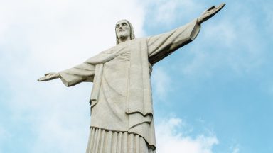 Cristo Redentor é iluminado nas cores do evento “Economia de Francisco” Cristo Redentor é iluminado nas cores do evento “Economia de Francisco”