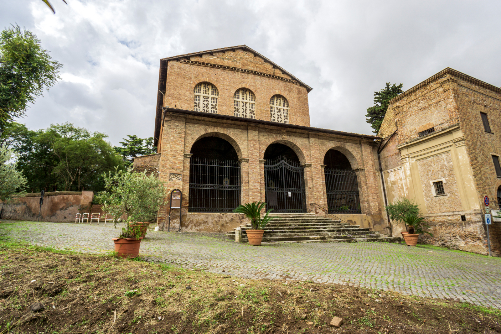 Basílica de Santa Balbina, a mártir que encontrou as correntes de São Pedro Basílica de Santa Balbina, a mártir que encontrou as correntes de São Pedro