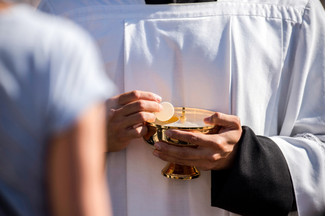 Antes da Comunhão, reze este ato de fé na presença real de Cristo Antes da Comunhão, reze este ato de fé na presença real de Cristo
